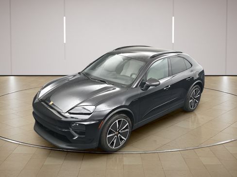 Certified 2025 Porsche Macan 4S Electric AWD/4WD image 33