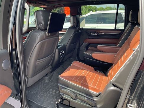 Used 2024 GMC Yukon XL Denali Ultimate AWD/4WD image 13
