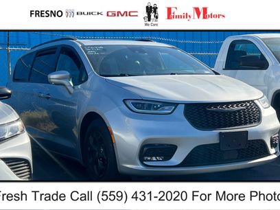 Used 2022 Chrysler Pacifica Limited w/ Uconnect Theater Family Group