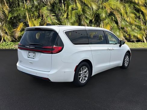 Used 2025 Chrysler Pacifica Select FWD image 5