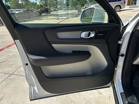 Used 2025 Volvo XC40 B5 Plus w/ Climate Package image 17