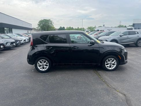 Used 2025 Kia Soul LX w/ LX Technology Package FWD image 2