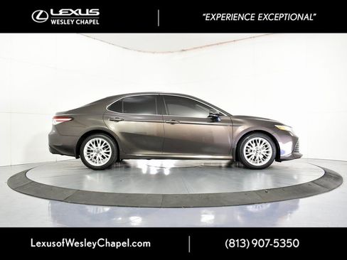 Used 2018 Toyota Camry XLE image 4