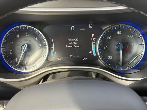 Used 2025 Chrysler Pacifica Select FWD image 28