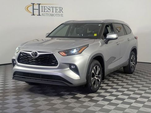 Used 2024 Toyota Highlander XLE AWD/4WD image 4