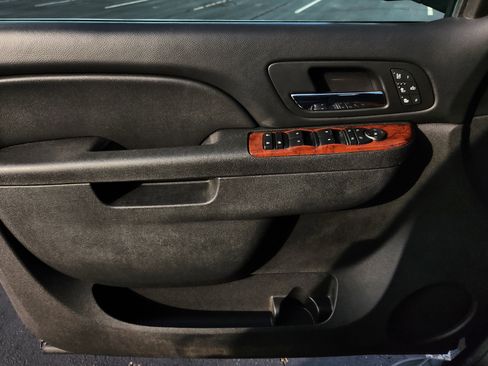 Used 2013 Chevrolet Avalanche LTZ image 23