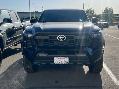 Used 2025 Toyota Tacoma TRD Off-Road image 3