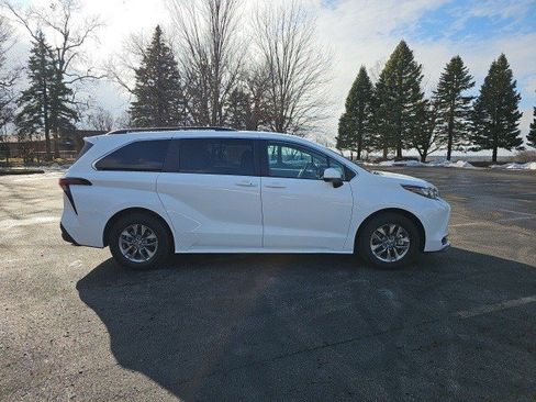 Used 2024 Toyota Sienna LE image 7