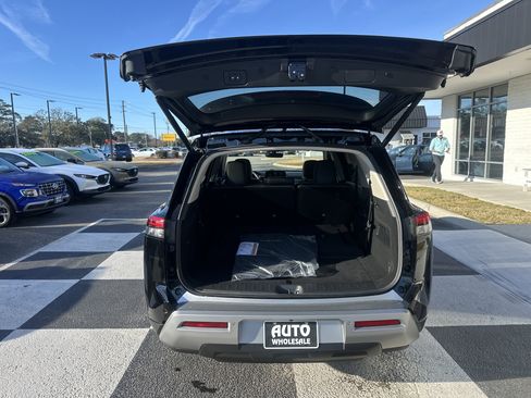 Used 2025 Nissan Pathfinder SL image 5