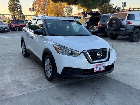 Used 2018 Nissan Kicks S image 4