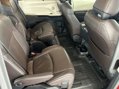 Used 2023 Toyota Sienna Platinum image 33