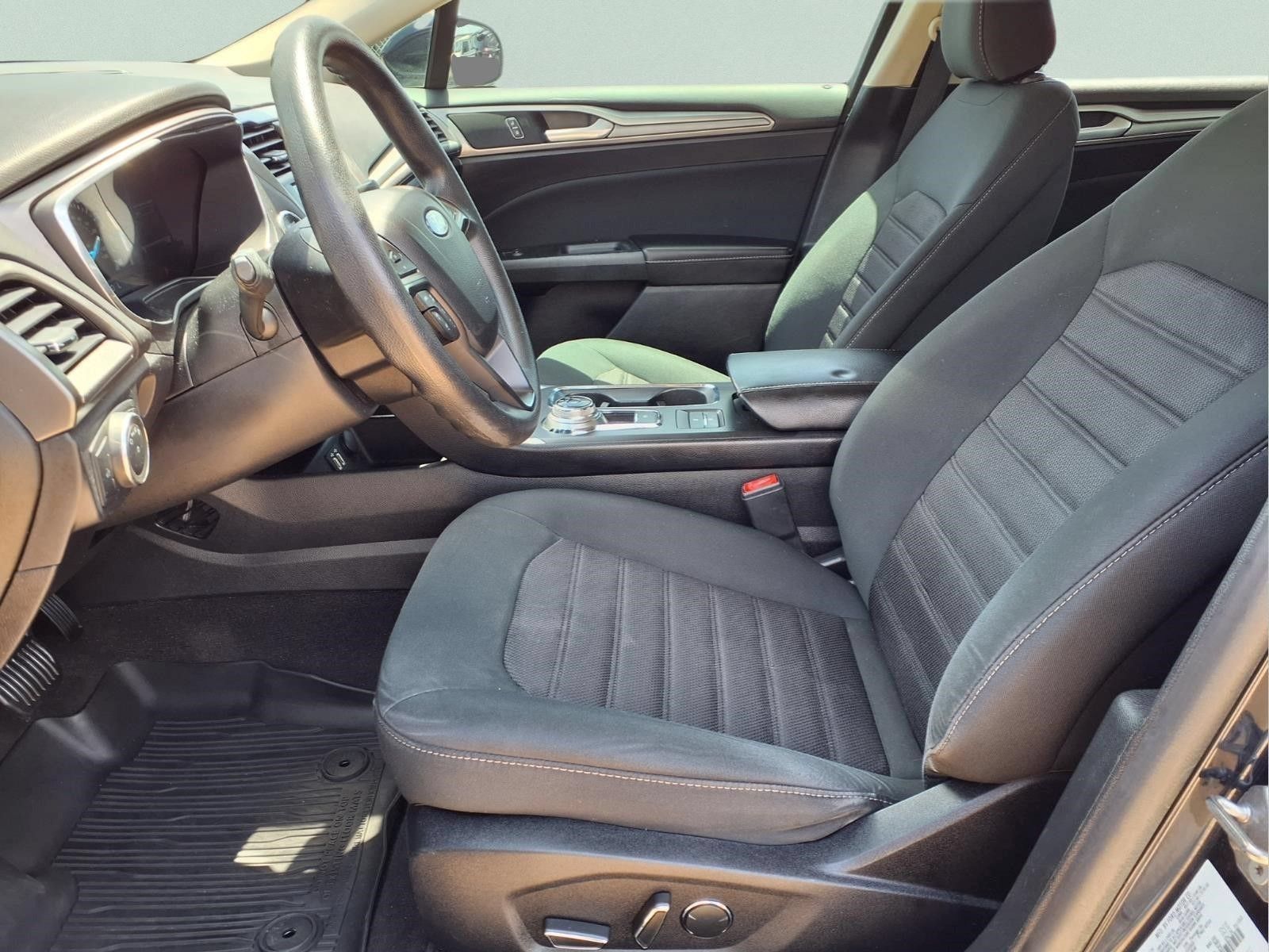 Used 2020 Ford Fusion SE FWD image 9