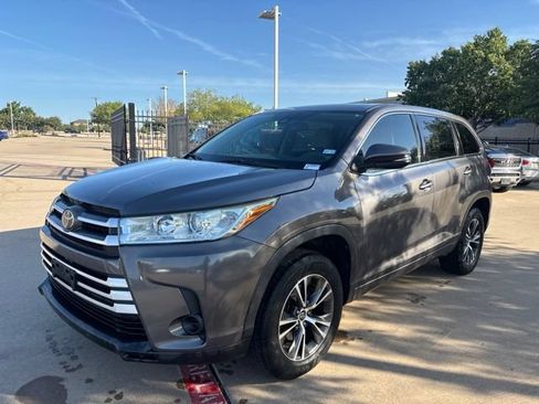 Used 2017 Toyota Highlander LE FWD image 1