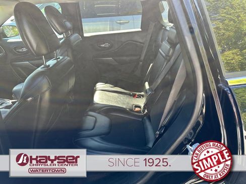 Used 2019 Jeep Cherokee Latitude Plus w/ Comfort/Convenience Group FWD image 8