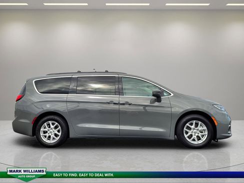 Used 2022 Chrysler Pacifica Touring-L FWD image 2