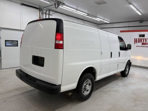 Used 2017 Chevrolet Express 2500 RWD image 4