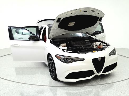 Used 2023 Alfa Romeo Giulia Veloce RWD image 9
