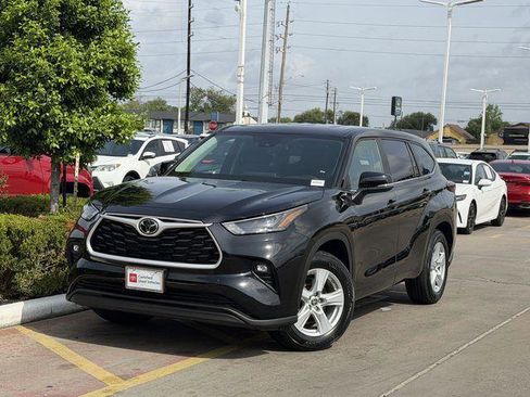 Certified 2025 Toyota Highlander LE FWD image 2