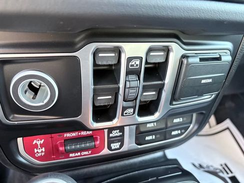 Used 2025 Jeep Wrangler Unlimited Rubicon 4xe w/ Convenience Group AWD/4WD image 21