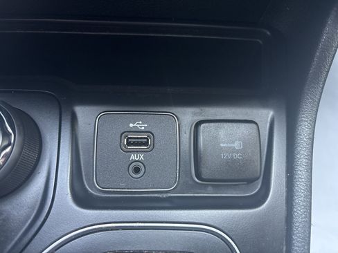 Used 2019 Jeep Cherokee Latitude Plus w/ Comfort/Convenience Group image 29