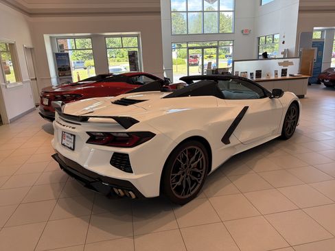 Used 2023 Chevrolet Corvette Stingray Premium Conv w/ Z51 Performance Package RWD image 5