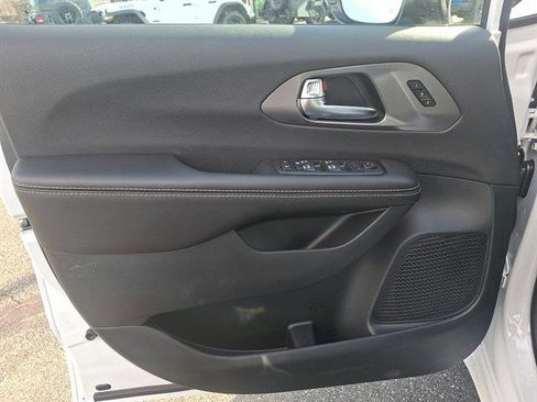 New 2026 Chrysler Pacifica Select image 10