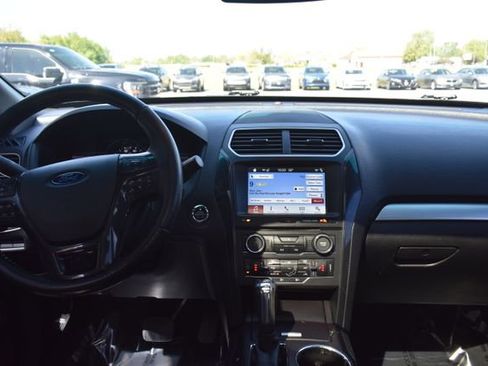 Used 2017 Ford Explorer XLT w/ Equipment Group 202A AWD/4WD image 38