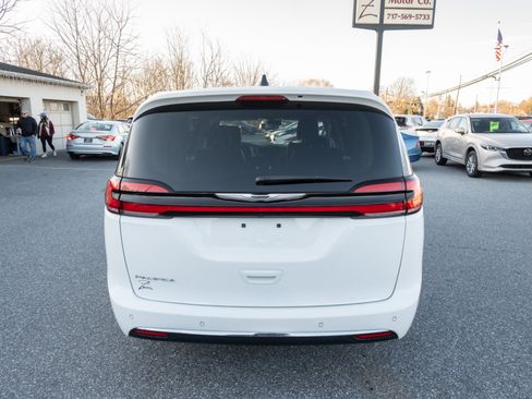 Used 2024 Chrysler Pacifica Touring-L image 9