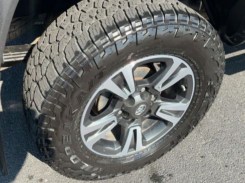 Used 2018 Toyota Tacoma TRD Sport image 5