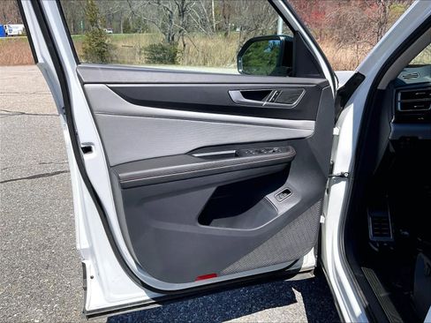 Used 2024 Volkswagen Atlas Peak Edition SE AWD/4WD image 9