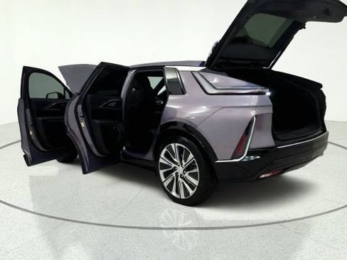 Used 2024 Cadillac Lyriq Luxury AWD/4WD image 13