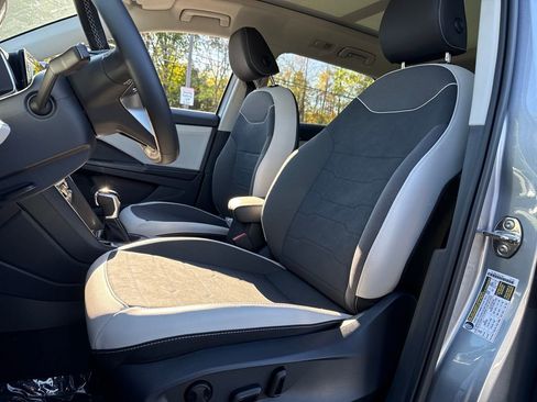 New 2025 Volkswagen Taos SE image 3