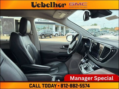 Used 2022 Chrysler Pacifica Touring-L FWD image 2