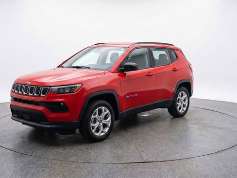 Used 2025 Jeep Compass Latitude AWD/4WD image 3
