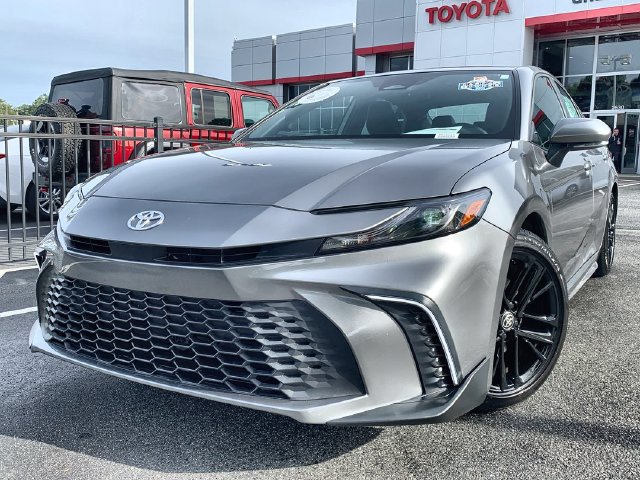 Used 2026 Toyota Camry SE FWD image 1