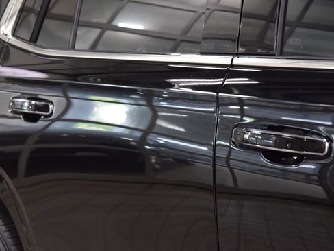 Used 2025 Chevrolet Tahoe High Country AWD/4WD image 19