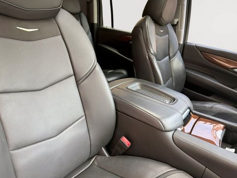 Used 2020 Cadillac Escalade ESV Luxury w/ Escalade Sport Edition AWD/4WD image 24
