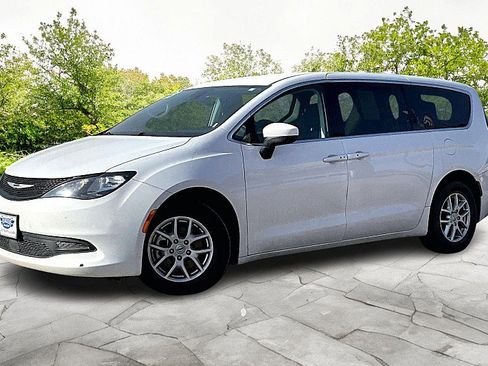 Used 2023 Chrysler Voyager LX image 1