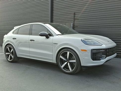 Certified 2025 Porsche Cayenne Turbo AWD/4WD image 9