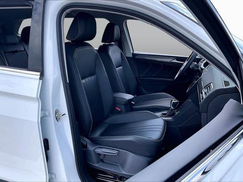 Used 2024 Volkswagen Tiguan SE FWD image 8