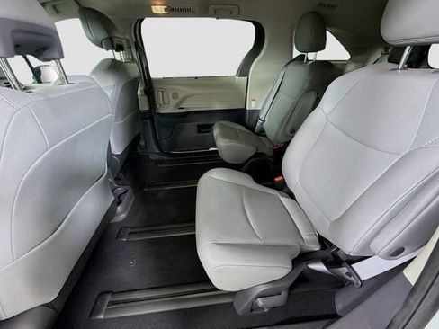 Certified 2022 Toyota Sienna XLE w/ XLE Plus Package FWD image 27