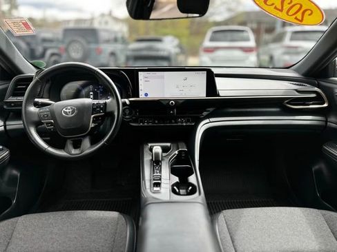 Used 2023 Toyota Crown AWD/4WD image 17