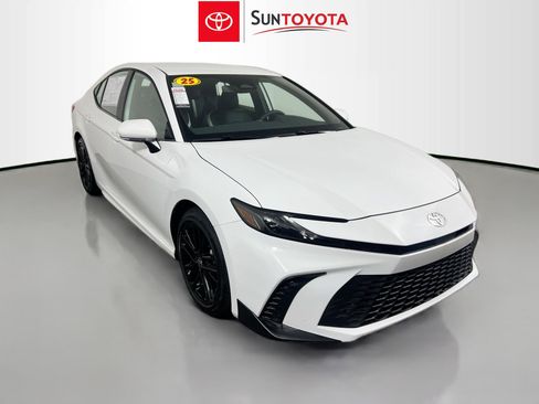 Used 2025 Toyota Camry SE image 1