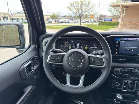 Used 2025 Jeep Wrangler Sahara w/ Safety Group AWD/4WD image 13