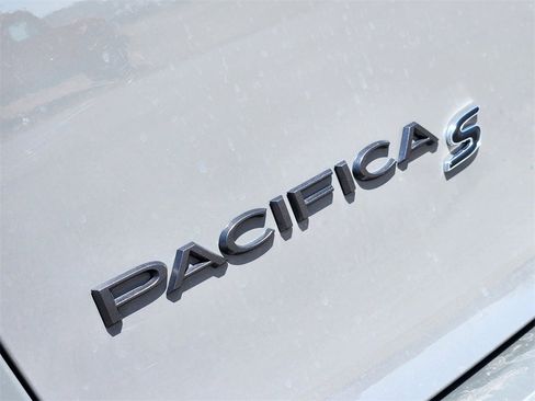 Used 2025 Chrysler Pacifica Limited image 45