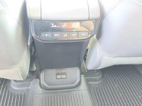 Used 2023 Toyota Highlander LE AWD/4WD image 17
