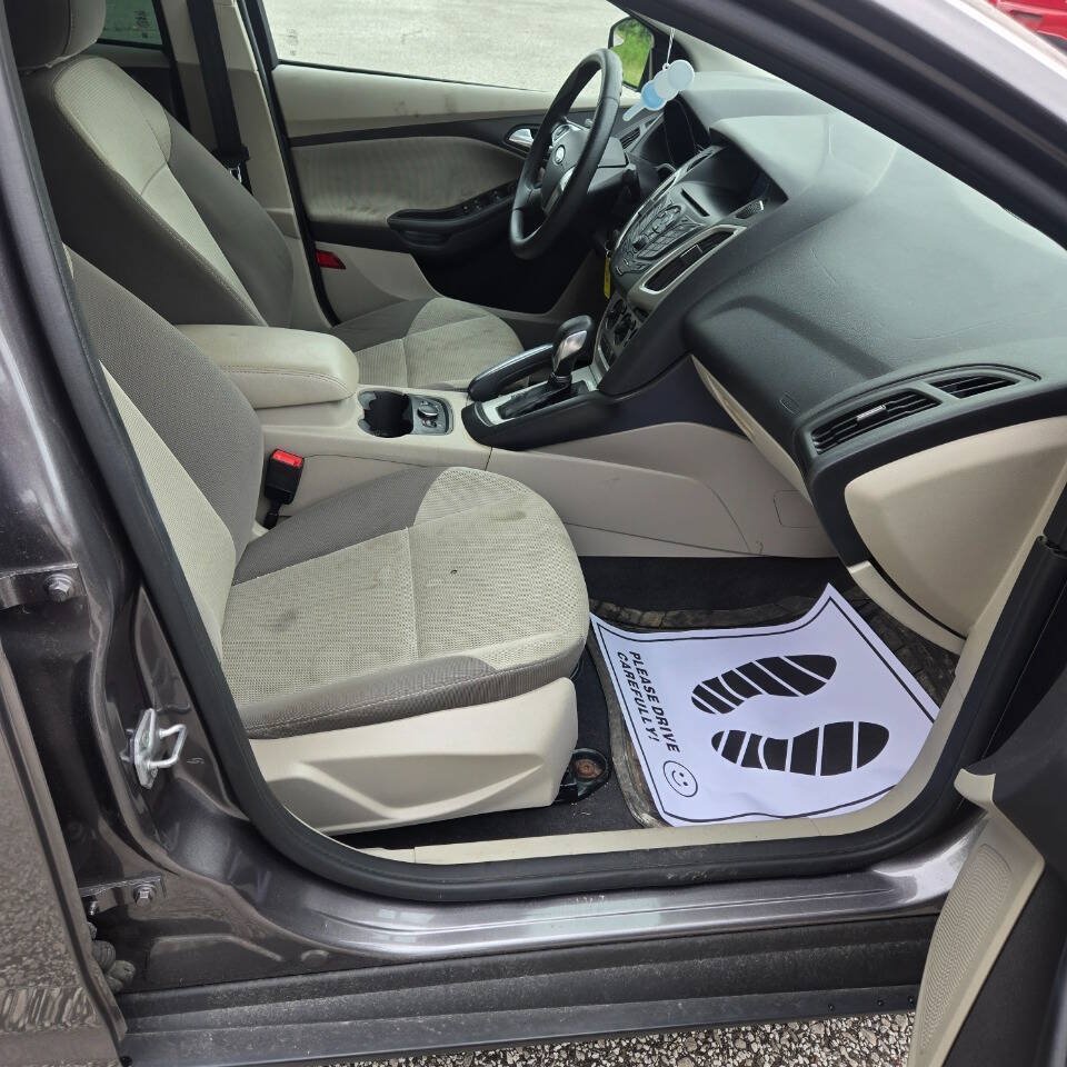 Used 2014 Ford Focus SE w/ SE Winter Package FWD image 12