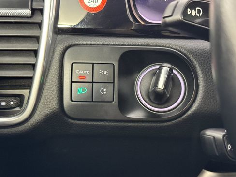 Certified 2023 Porsche Cayenne Platinum Edition image 32