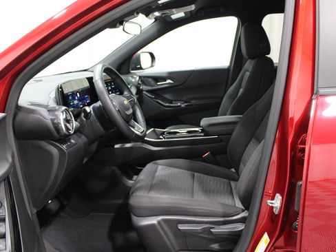 Used 2025 Chevrolet Equinox LT FWD image 3