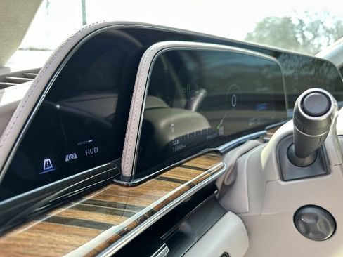 Certified 2023 Cadillac Escalade Premium Luxury Platinum image 36